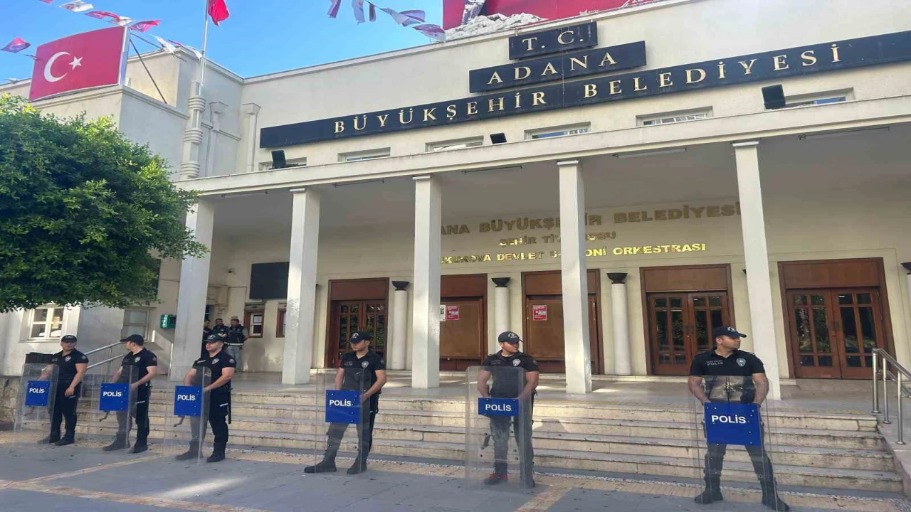 Adana Büyükşehir Belediye Başkanı Karalar gözaltına alındı, belediyede arama başlatıldı