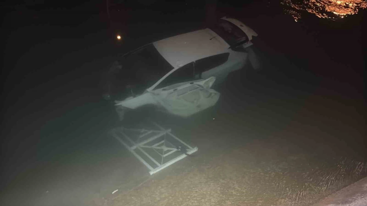 Adanada otomobil sulama kanalına düştü: 3 yaralı