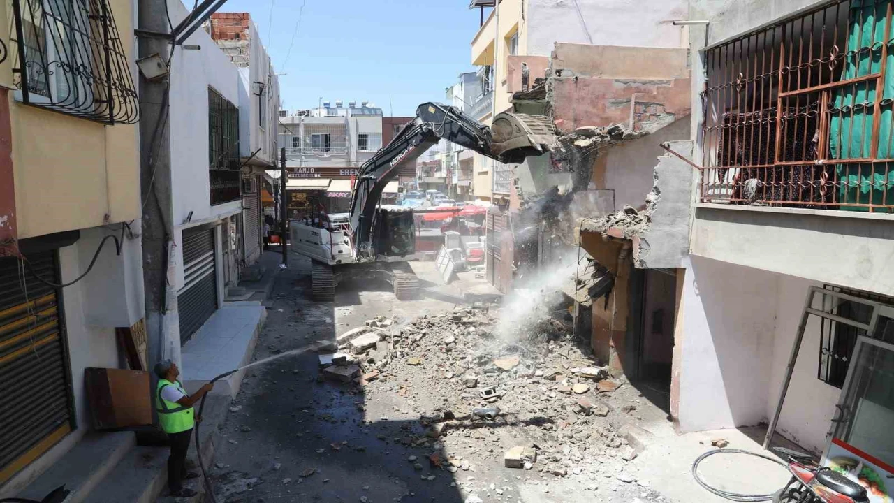 Akdenizde metruk yapılar tek tek yıkılıyor