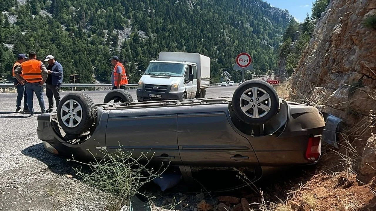 Aksekide otomobil yoldan çıkıp takla attı: 2 yaralı