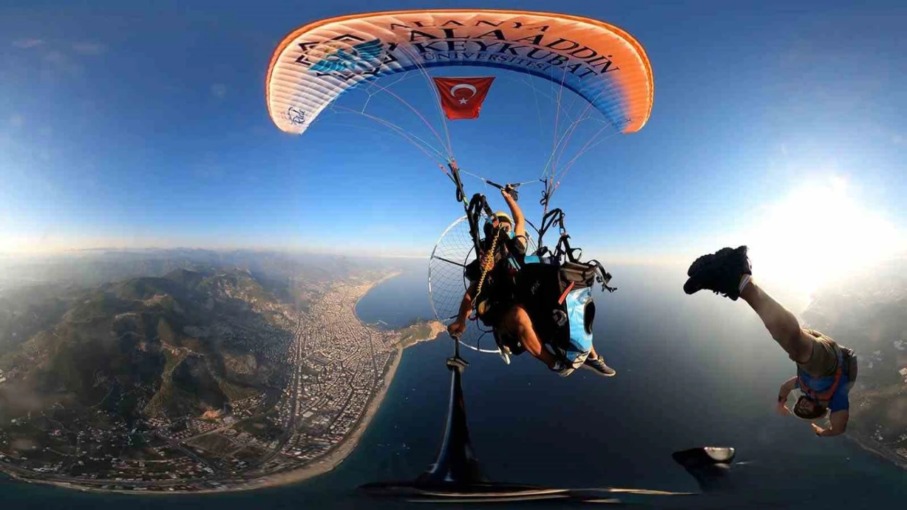 Alanya semalarında 1600 metrede Türk bayrağı dalgalandırıldı