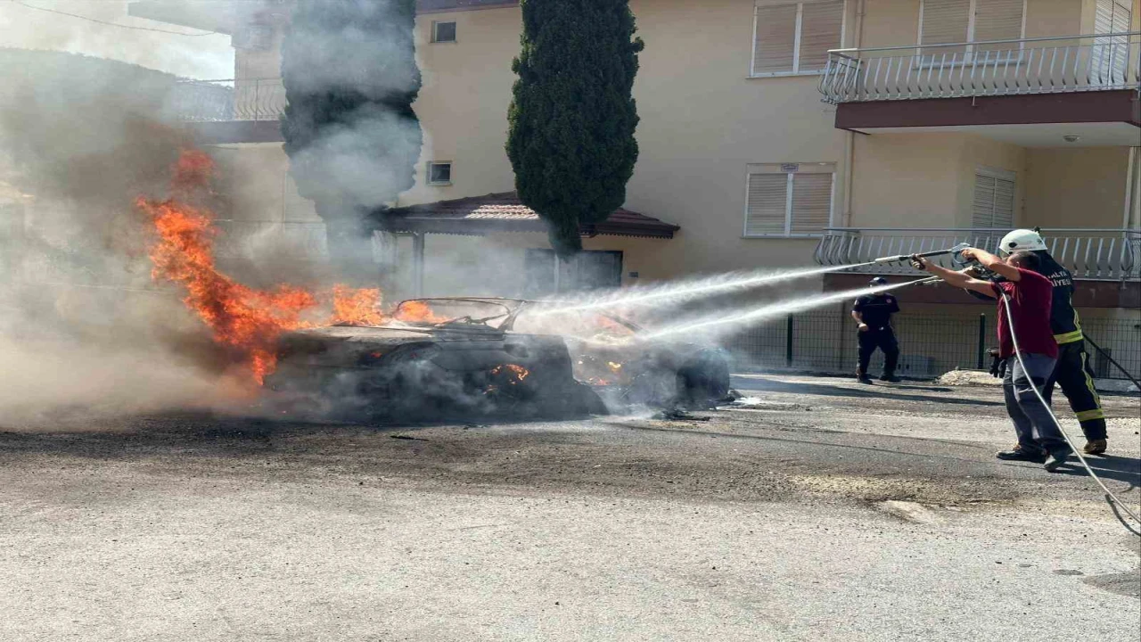 Alanyada seyir halindeki otomobil alev alev yandı