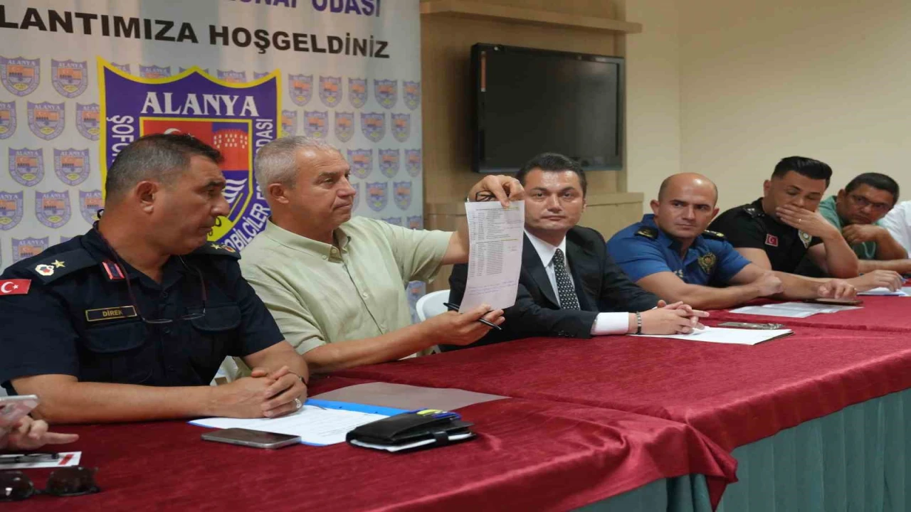 Alanyada zabıtadan taksilere sivil takip