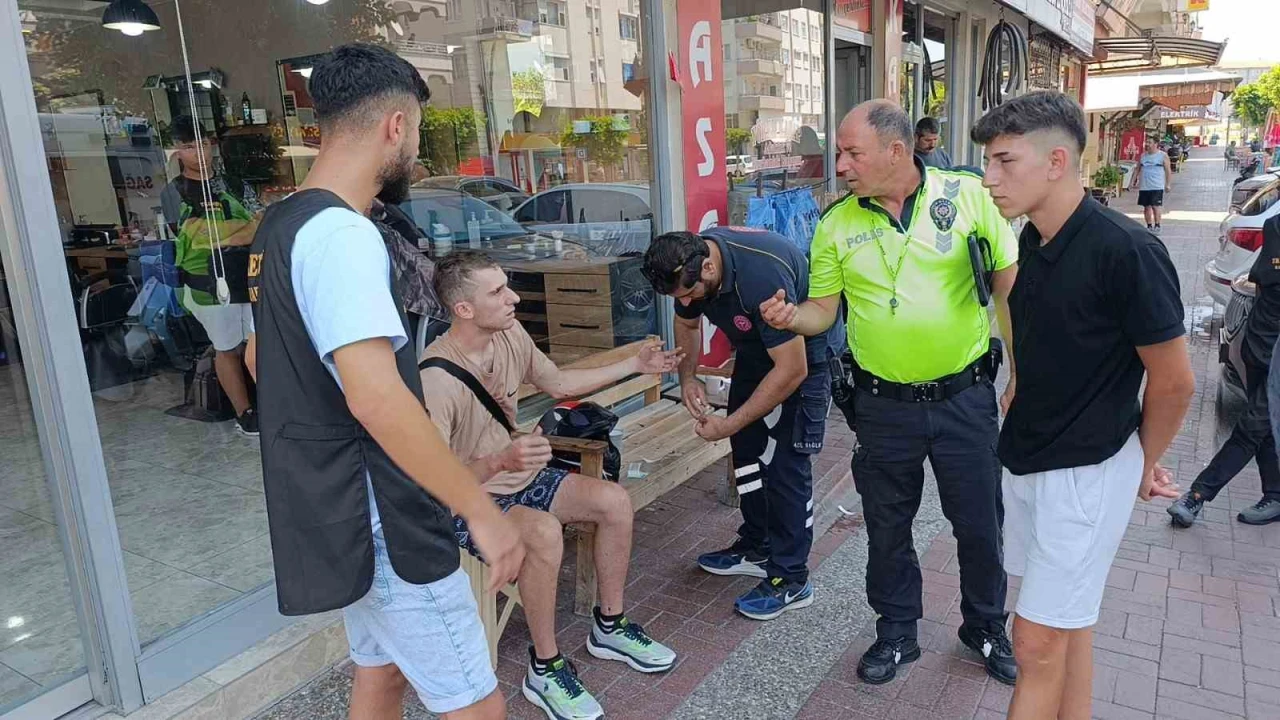 Annesinin elini bırakıp yola fırlayan küçük çocuğa motosiklet çarptı
