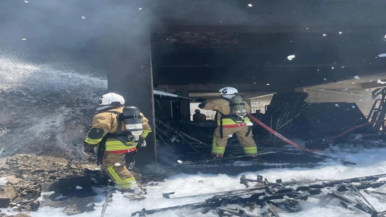 Antakyada şantiyede çıkan yangın büyümeden söndürdü