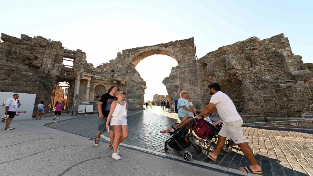 Antalya tüm zamanların günlük turist rekorunu kırdı