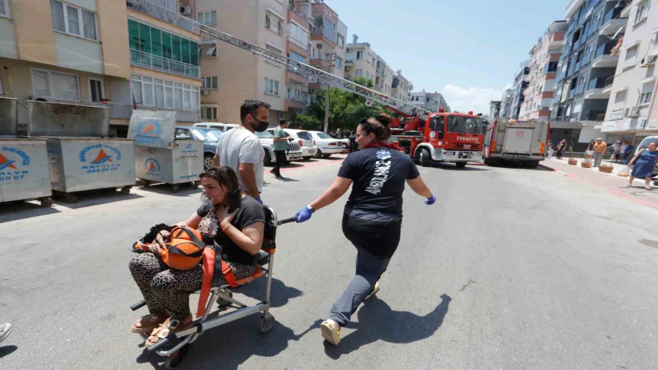 Antalyada apartmanda çıkan yangında 7si çocuk 10 kişi dumandan etkilendi