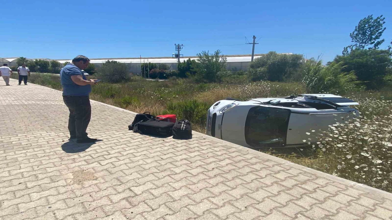 Antalyada hafif ticari araç şarampole yuvarlandı: 1 yaralı