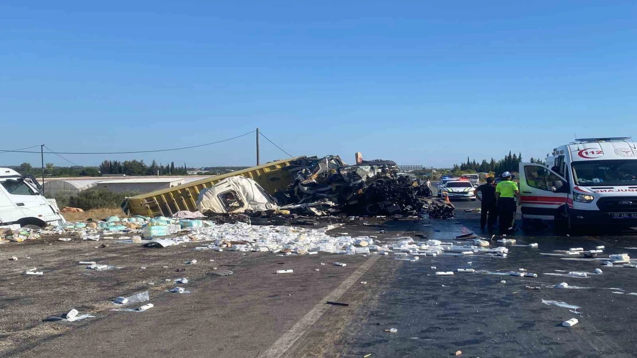 Antalyada iki tır çarpıştı: 1 ölü, 1 yaralı