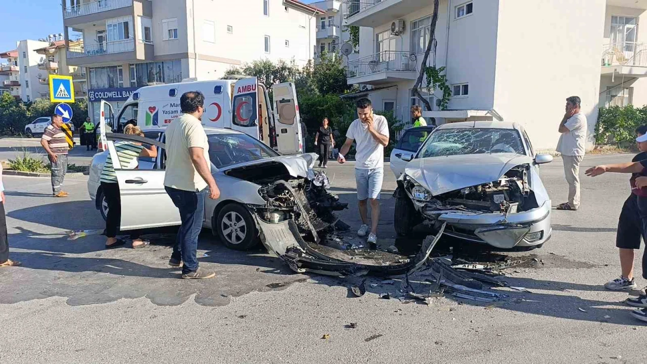 Antalyada kavşakta otomobiller çarpıştı: 3 yaralı