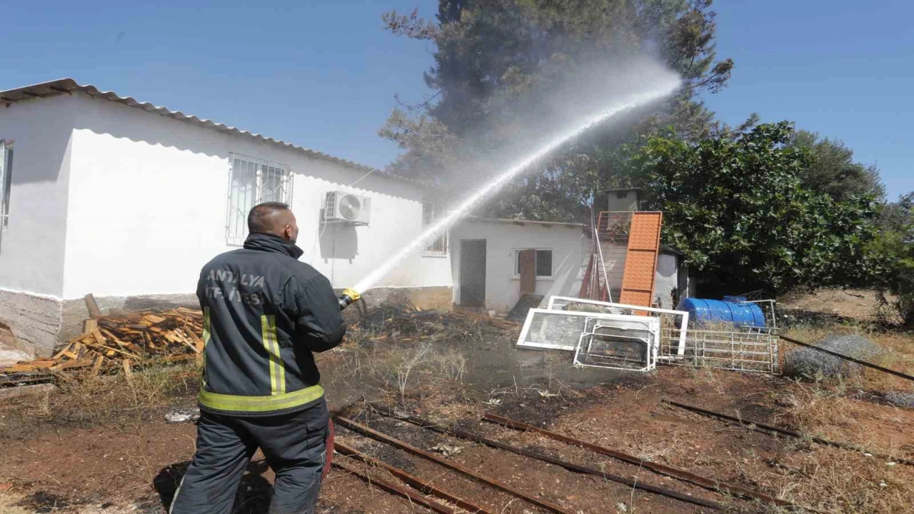 Antalyada kuruyan otlar tutuştu, çıkan yangın 2 eve sıçramadan söndürüldü