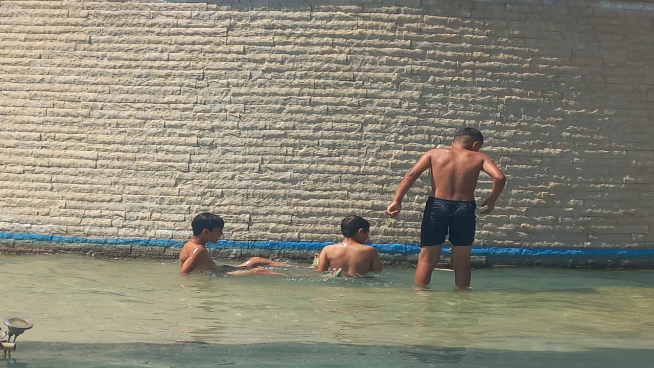 Antalyada sıcaklık artışı devam ediyor, vatandaşlar sahile akın etti