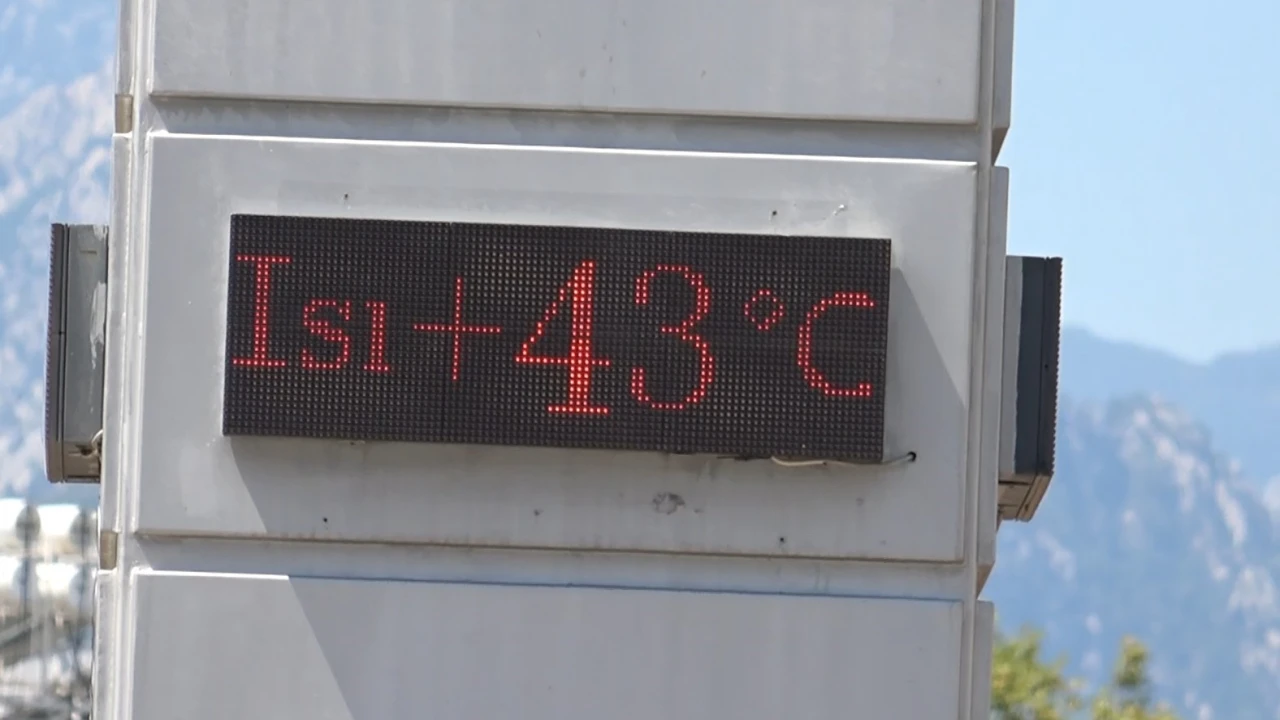 Antalyada termometreler 43 dereceyi gördü, sahiller doldu