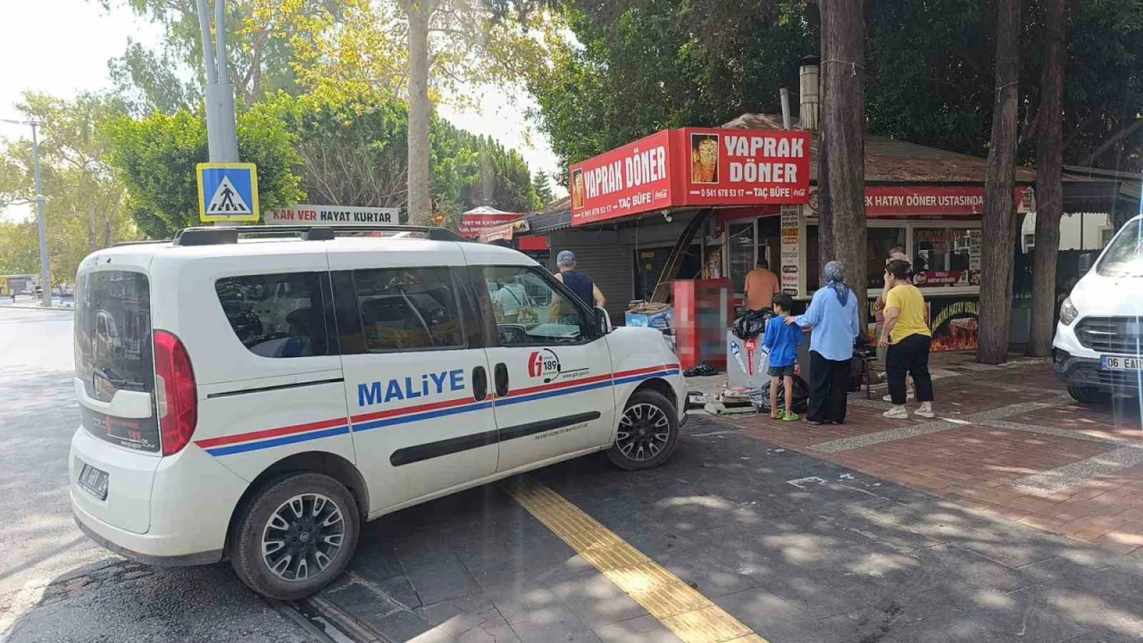 Antalyada yanan büfe küle döndü