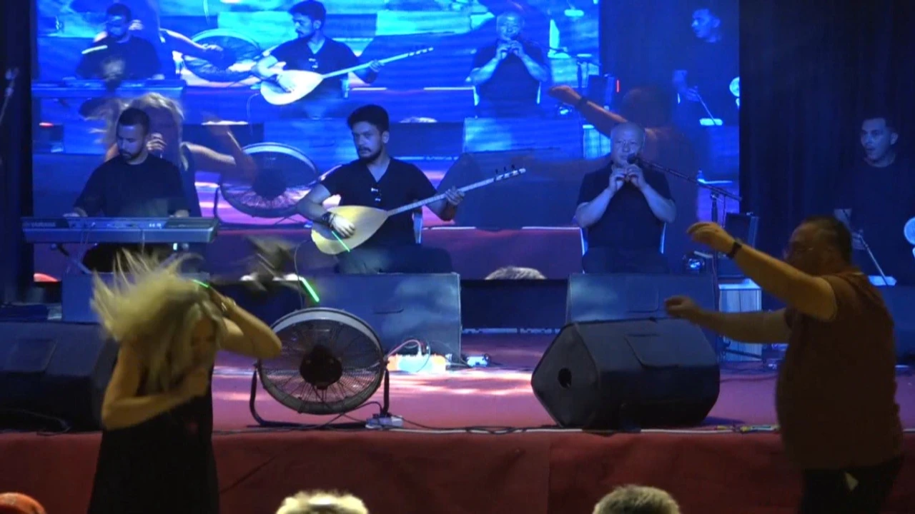 Antalyadaki festivalde sahnede ilginç an: Dron sanatçının kafasına çarptı