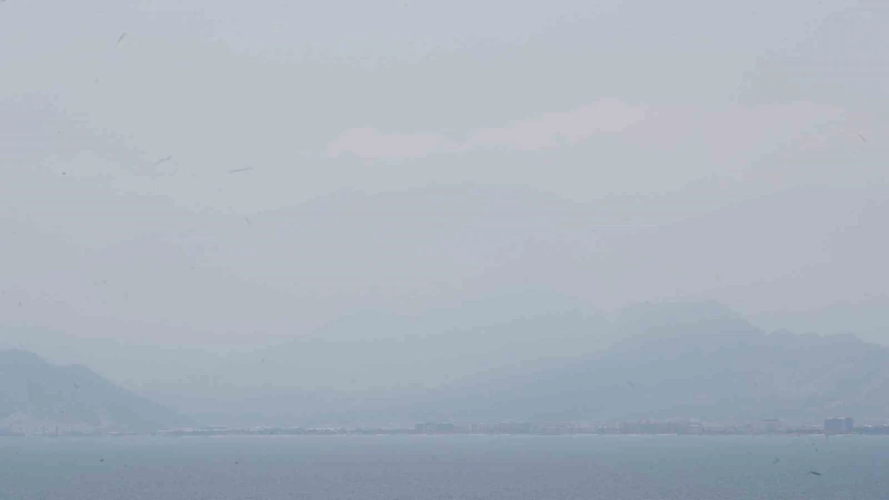 Antalyanın simgesi Beydağları nem bulutu arasında kayboldu