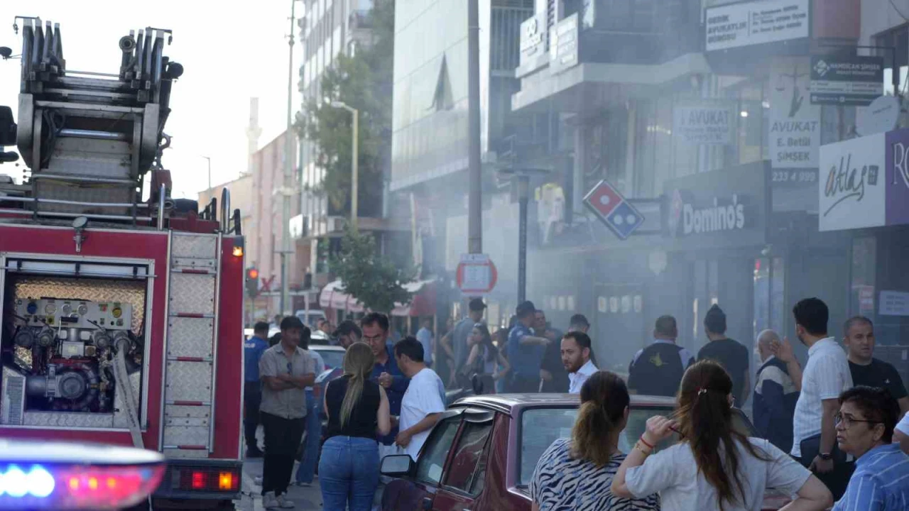 Apartman boşluğundaki çöp yangını restoranı dumana boğdu