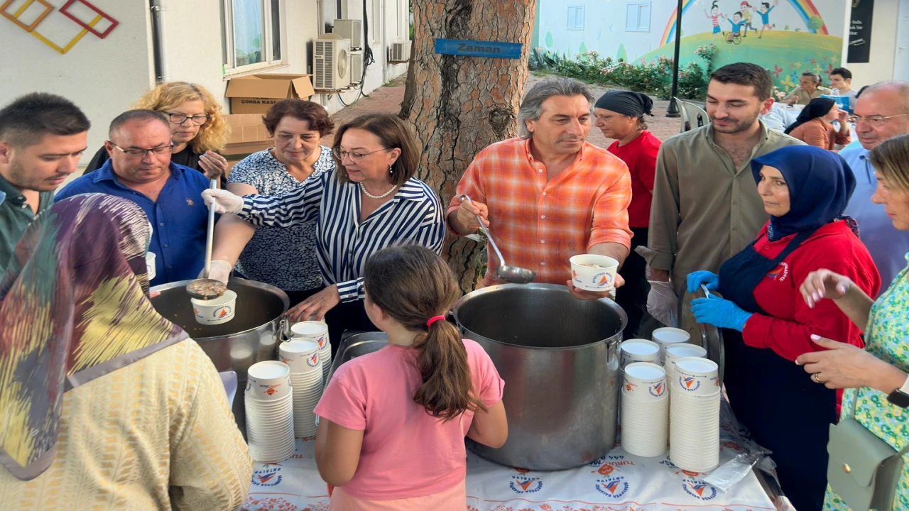 Aşurenin bereketi Muratpaşada paylaşıldı