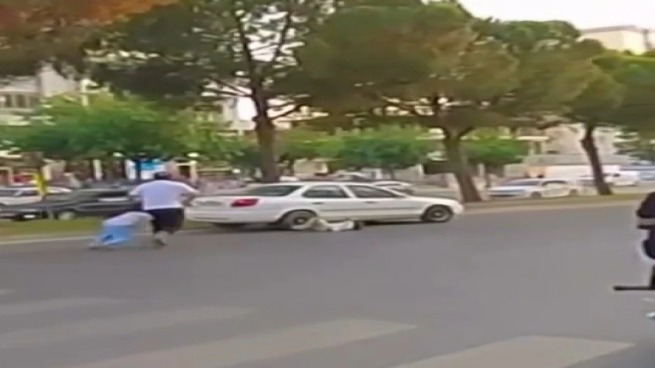 Babalarıyla yolun karşısına geçen çocuklara otomobil çarptı: O anlar kamerada