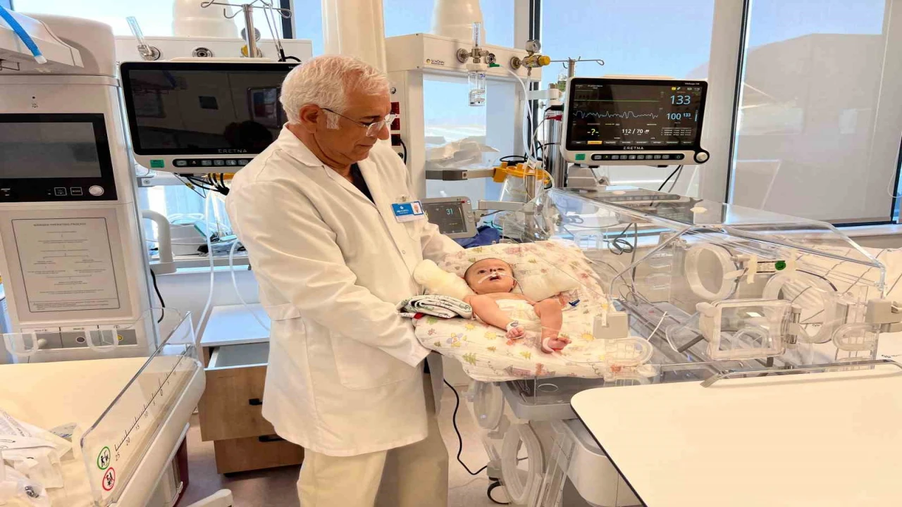 Bebeğe nefes aldıran ameliyat: Sol burun deliği olmayan bebek artık daha rahat nefes alacak