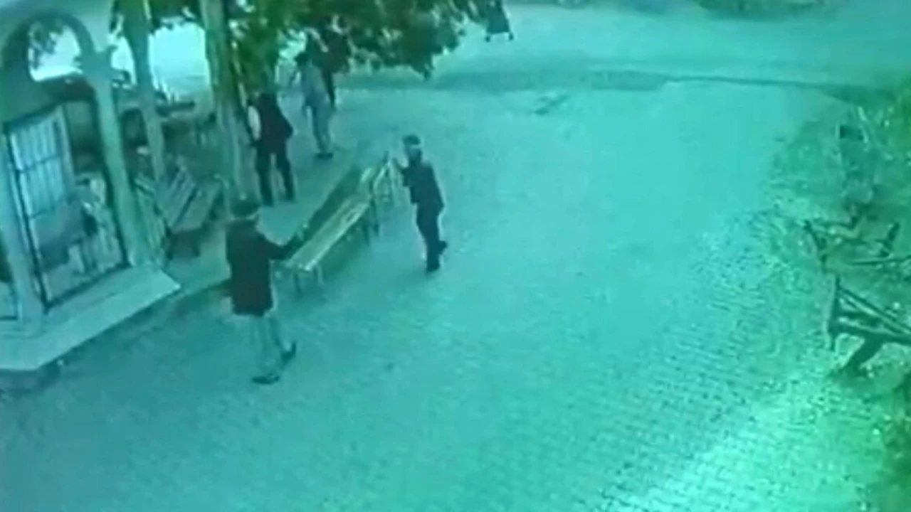 Bir elinde baston diğer elinde silahla köylülere kabusu yaşattı