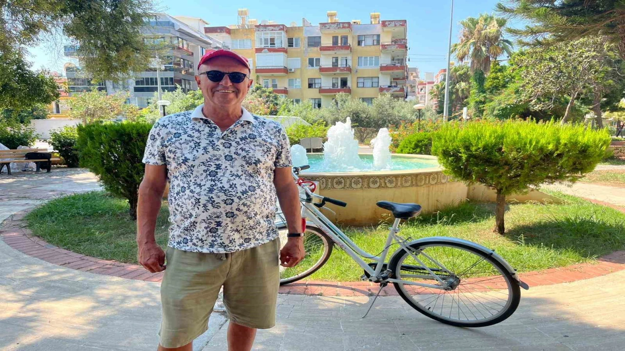 Bisikletiyle şarkı söyleyerek gittiği sahilde hırsızların kurbanı olmuştu, gelen hediyeyle tekrar şarkı söylemeye başladı