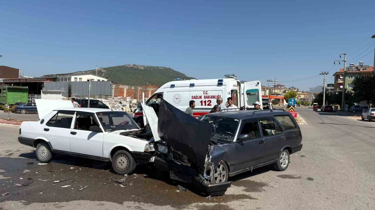 Bucakta Tofaş otomobiller çarpıştı: 5 yaralı