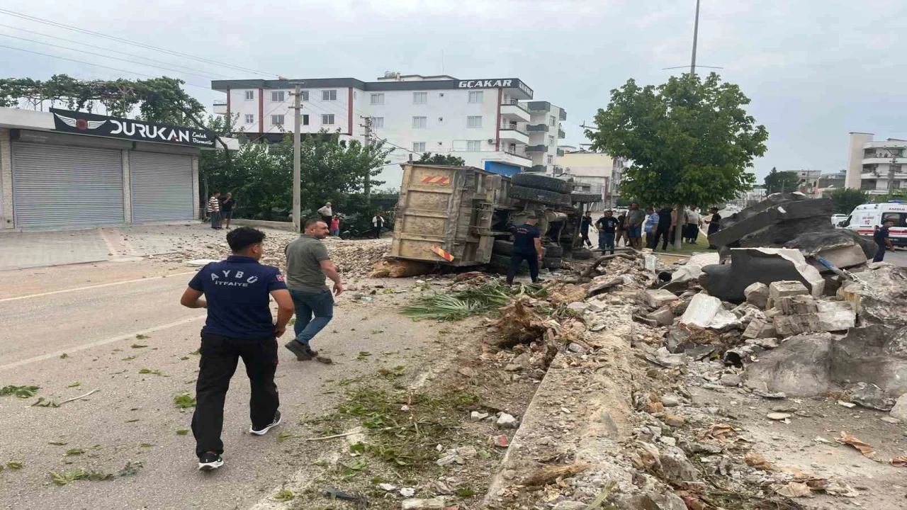 Bulvarda refüje çarpan kamyon devrildi, sürücü yaralandı