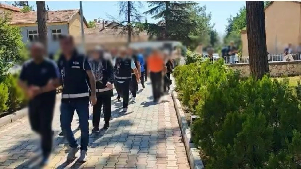 Burdur merkezli 3 ilde düzenlenen operasyonla uyuşturucu ve fuhuş çetesi çökertildi