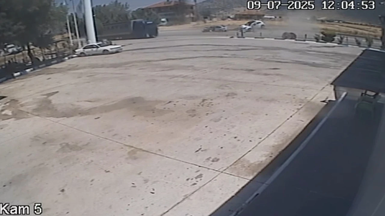 Burdurda 2si çocuk 5 kişinin yaralandığı kaza anı görüntüleri ortaya çıktı