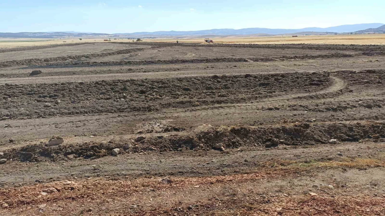 Burdurda çıkan arazi yangını köylülerin imece usulü çalışmasıyla söndürüldü