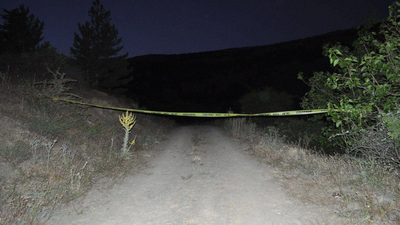 Çalıntı araçla kaçarken dur ihtarına uymadı, jandarmaya ateş edip kendini vurdu