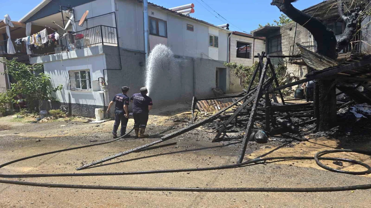 Çardak yangını mahalleliyi korkuttu