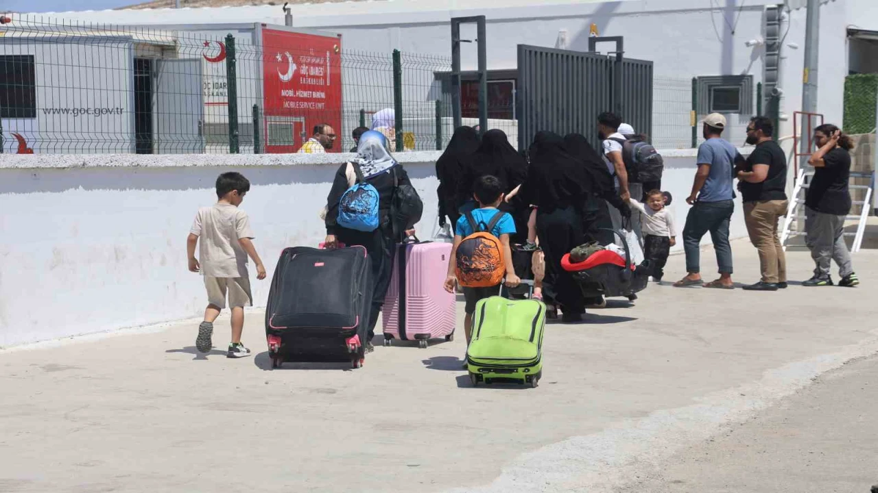 Çifte vatandaşlığı bulunan Suriyelilerin ülkelerine giriş-çıkışlarına izin verilmesiyle Civegözünde yoğunluk arttı
