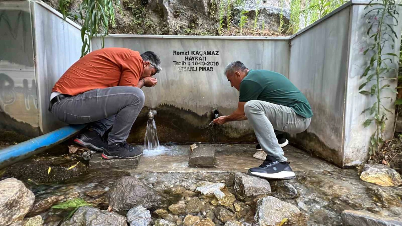 Dağdan çıkan su, vatandaşı serinletiyor