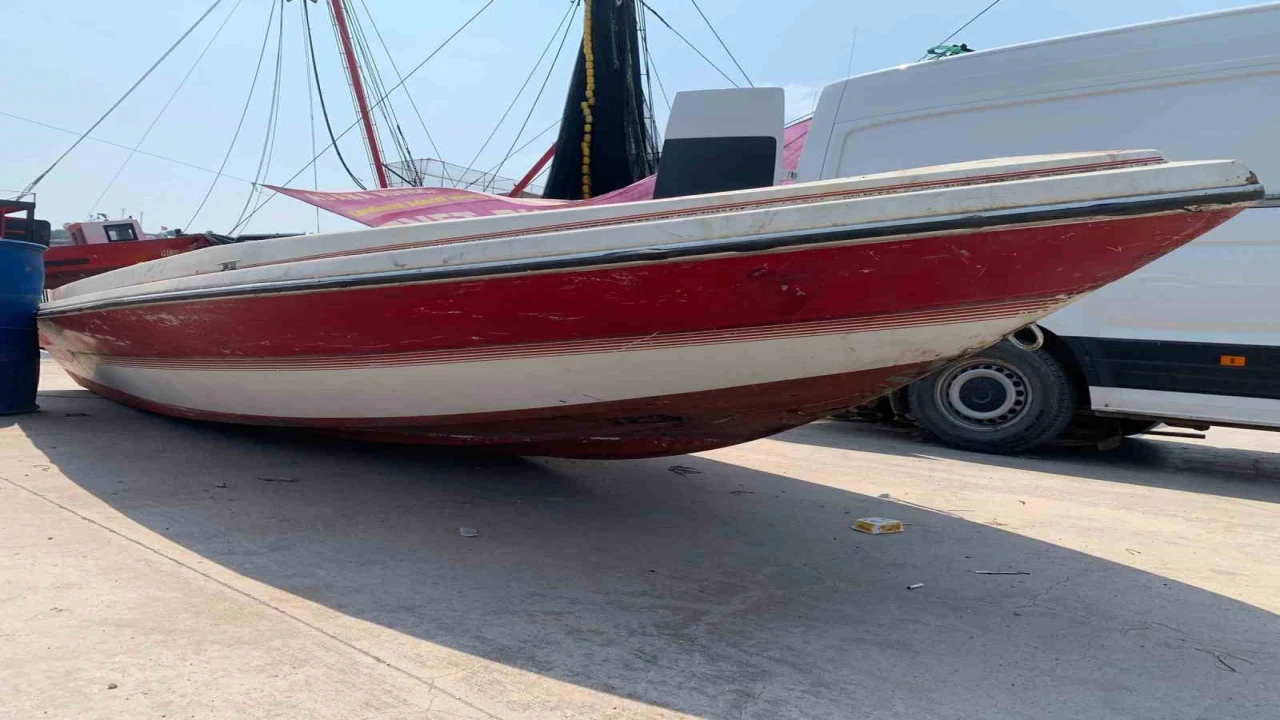 Denizde bulunan teknenin sahibi aranıyor