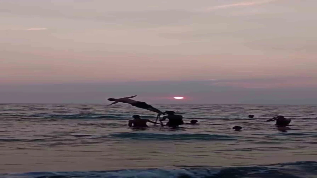 Denizin ortasına merdiven kurup, üzerinden atlayarak eğlendiler