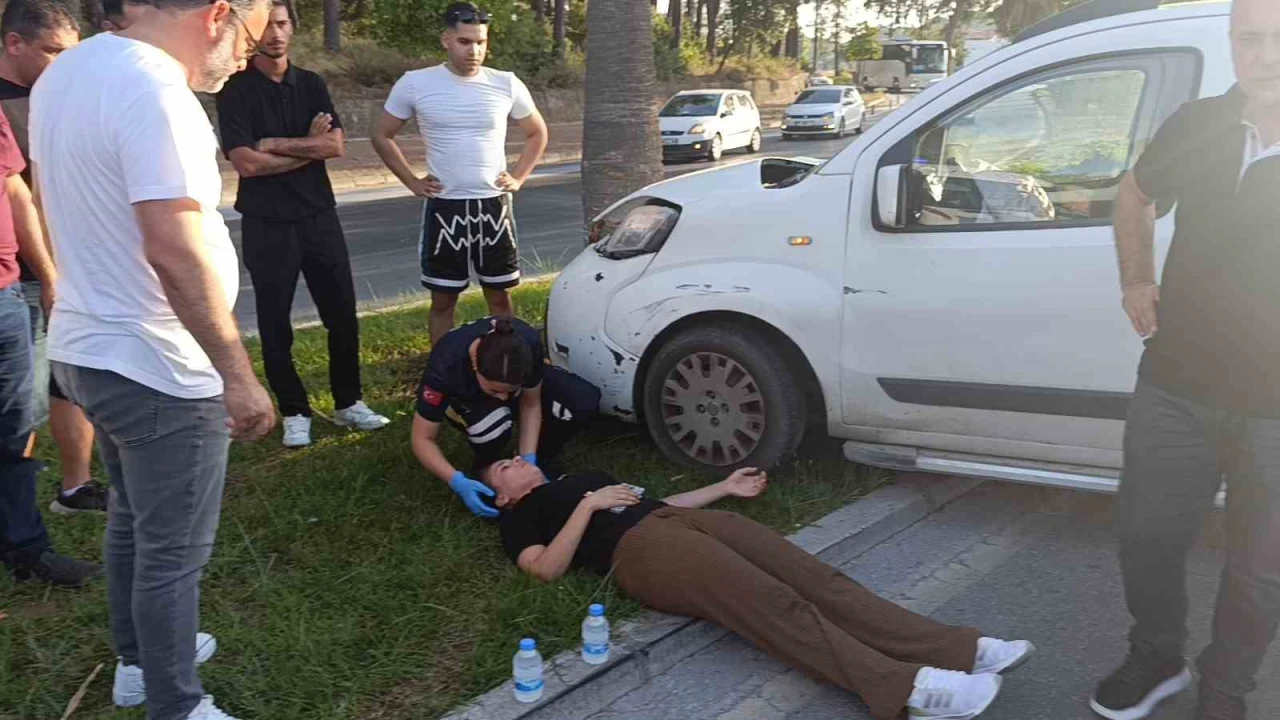 Direksiyon hakimiyetini kaybeden sürücü palmiyeye çarptı