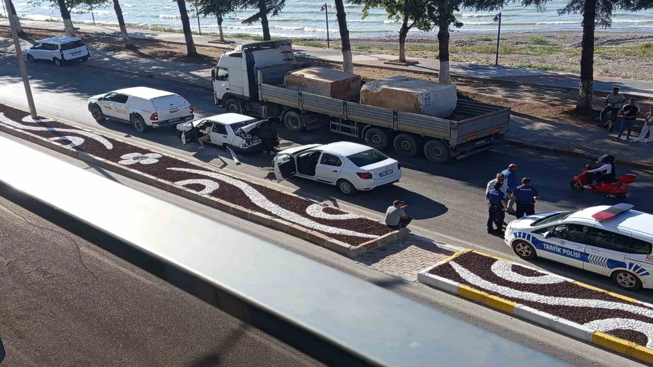 Eğirdirde 3 aracın karıştığı zincirleme kazada 1 kişi yaralandı