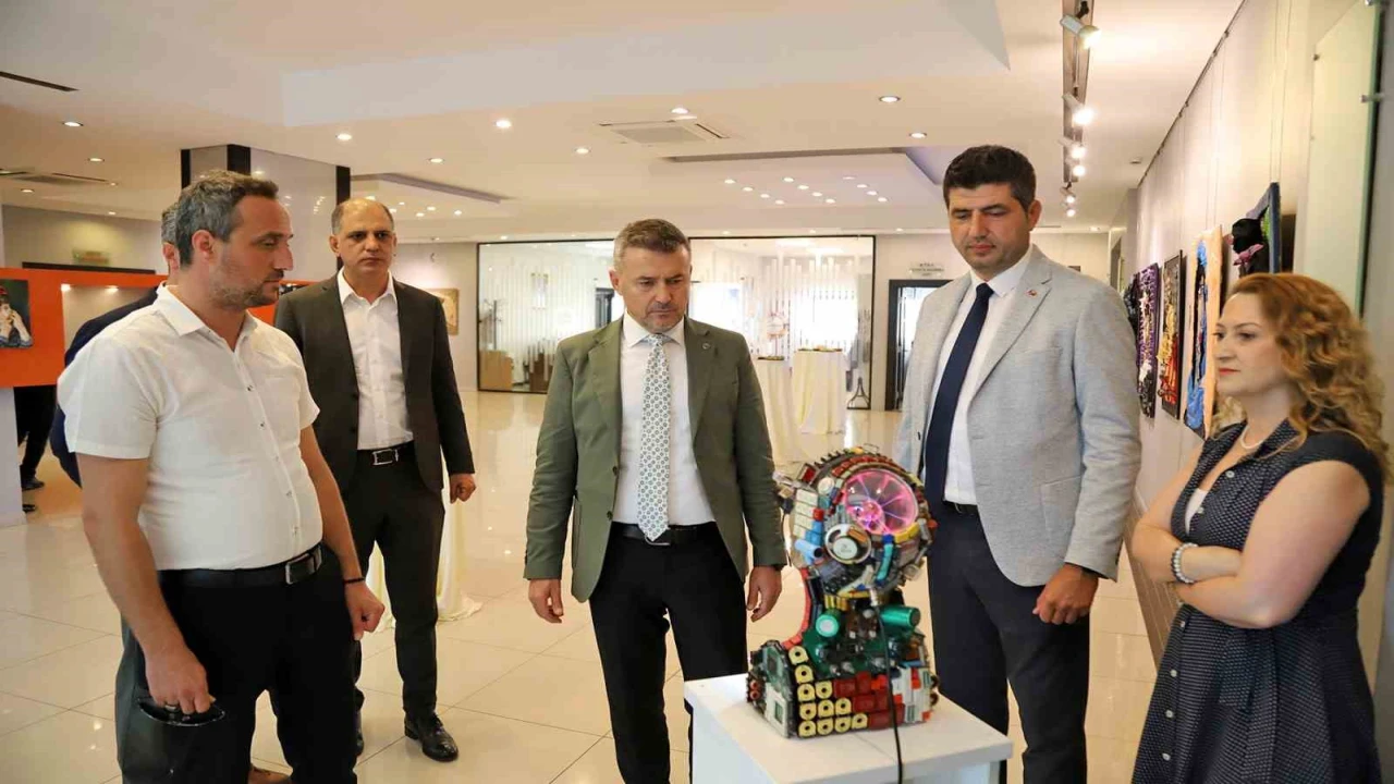Geri dönüşüm ve sanat el ele verdi: Atıktan Sanata Sergisi açıldı