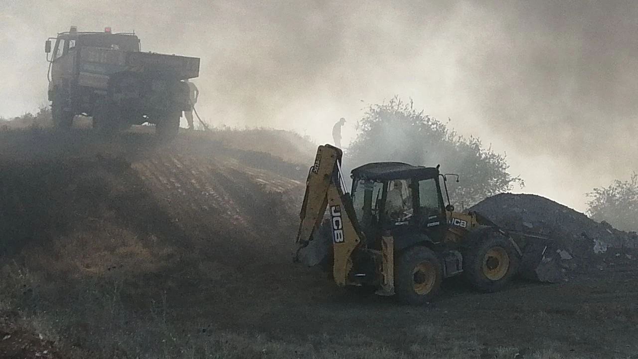 Ispartada çıkan çöplük yangını ormana sıçramadan söndürüldü
