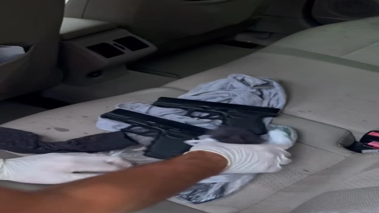 Ispartada durdurulan bir araçta 3 ruhsatsız tabanca ele geçirildi