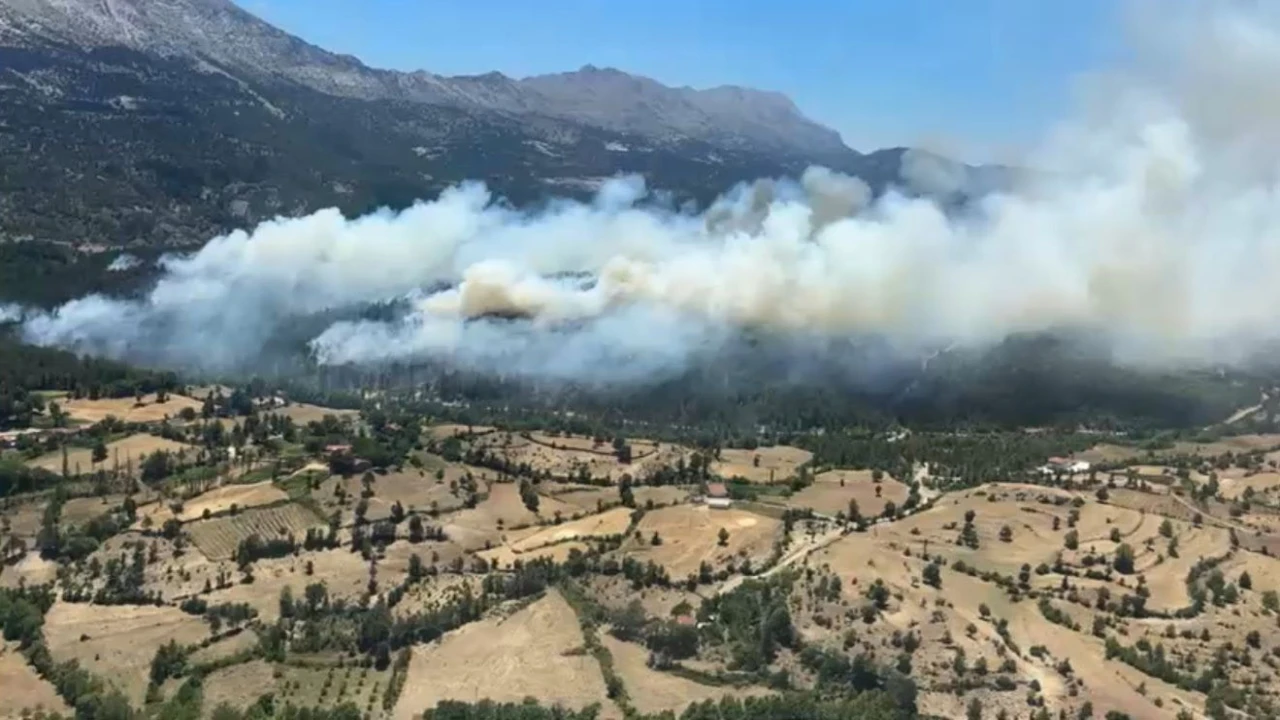 Ispartadaki orman yangınına havadan ve karadan müdahale devam ediyor