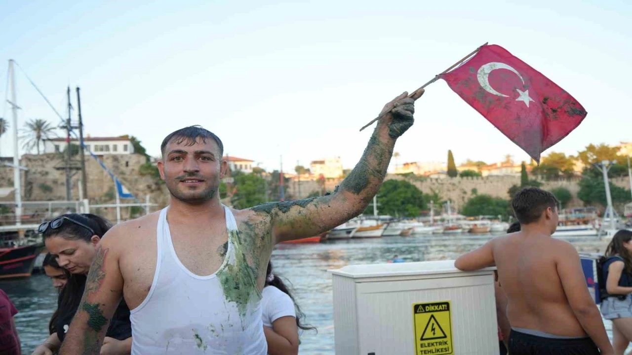 Kabotaj coşkusu Antalyada denizle buluştu, geleneksel bayrak yarışı nefes kesti