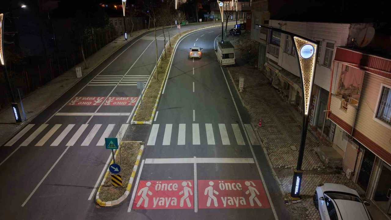 Kahramanmaraş Büyükşehir Belediyesi Andırının prestij caddesini yeniledi