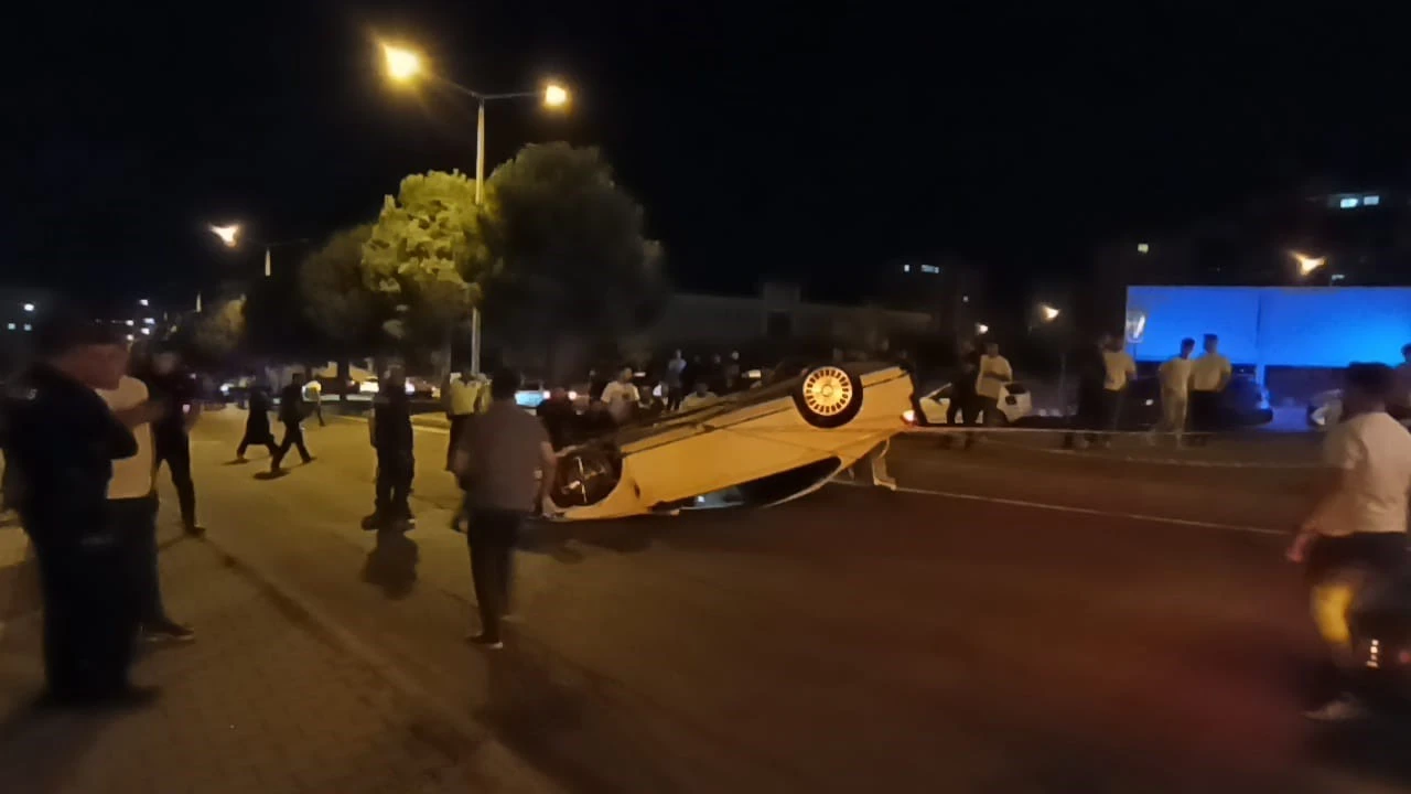 Kahramanmaraşta hafif ticari araçla çarpışan otomobil takla attı: 1 ağır yaralı