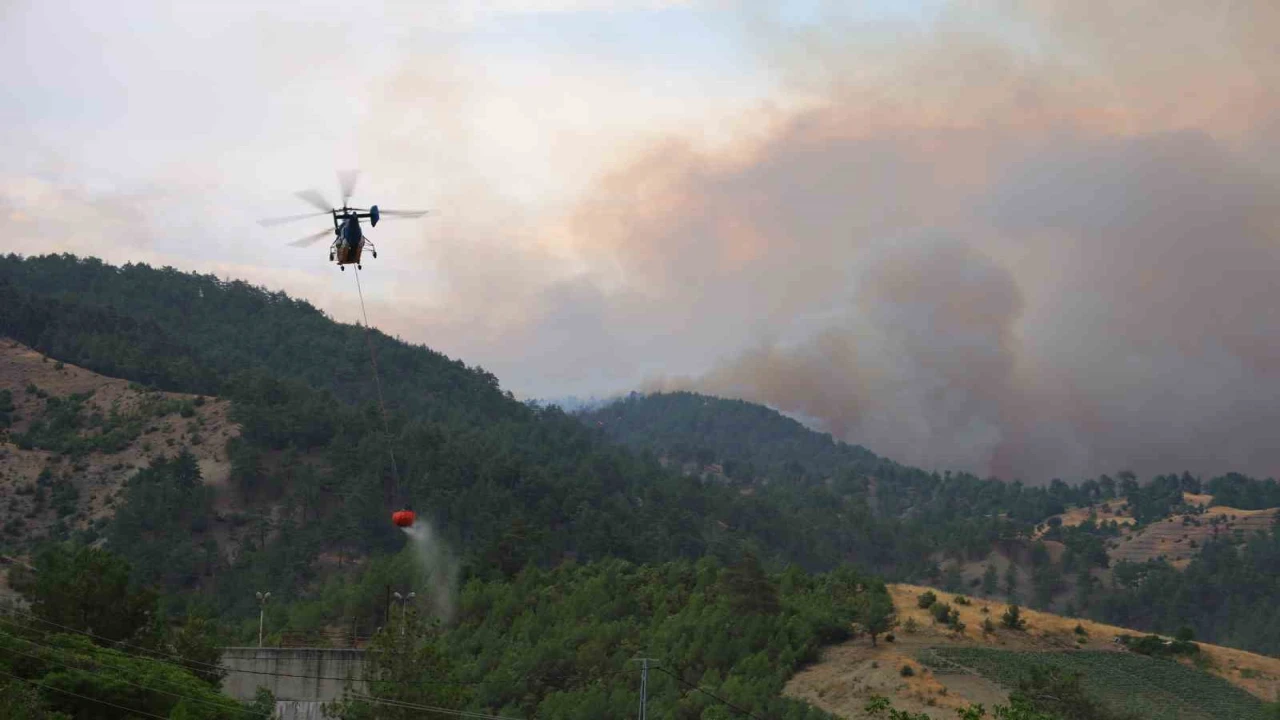 Kahramanmaraşta yangına havadan karadan müdahale sürüyor