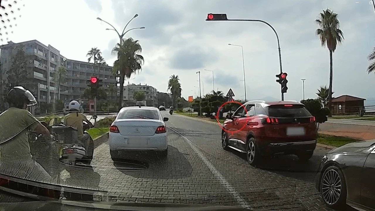 Kamerayla yere izmarit attığı tespit edilen sürücülere ceza yağdı