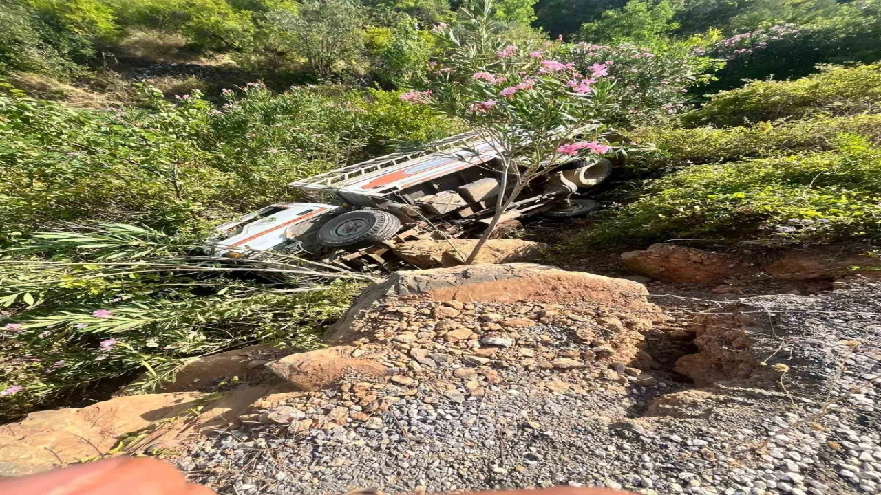 Kamyonet şarampole uçtu: 3 yaralı