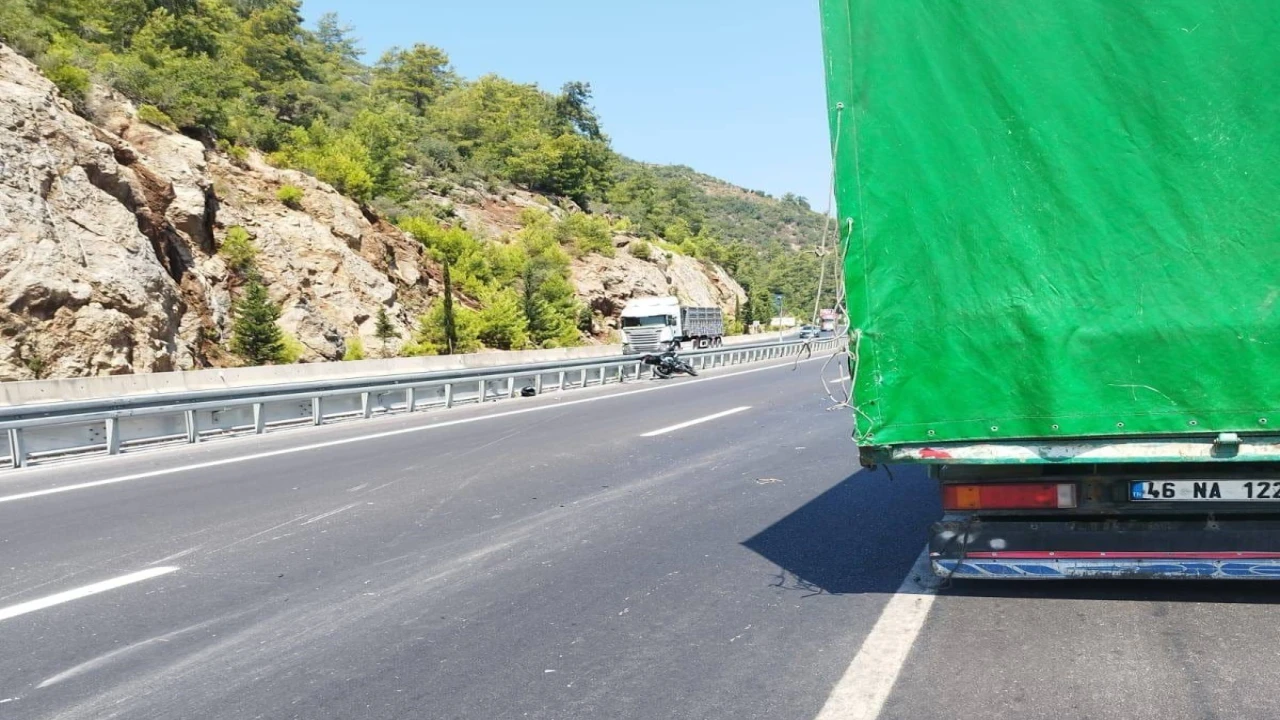 Kamyonete arkadan çarpan motosikletli yaralandı